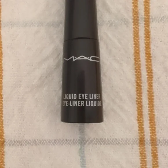 Makeup bundle -Mac eyeliner, Becca highlighter - Picture 4 of 9